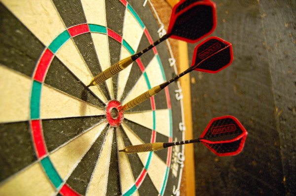 Darts_in_a_dartboard-600x398.jpg